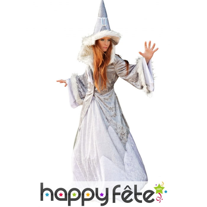 Tenue de fée élégante blanche et aspect fourrure