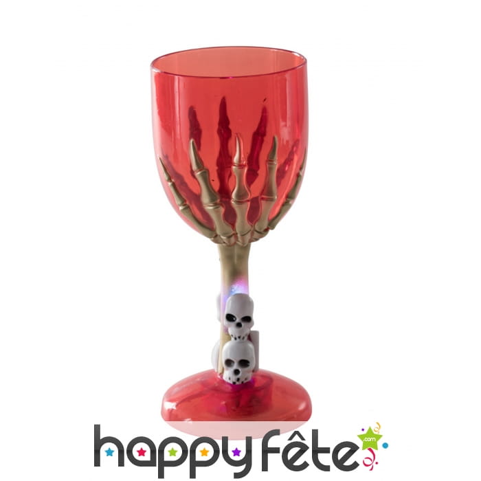 Verre rouge lumineux pied main de squelette