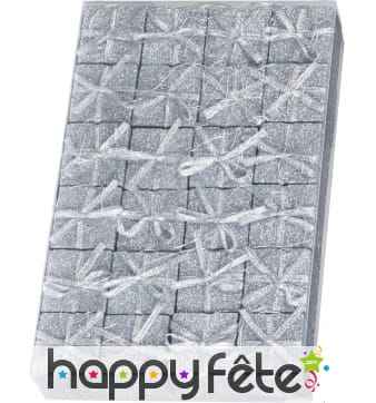 24 petits paquets cadeaux argentés