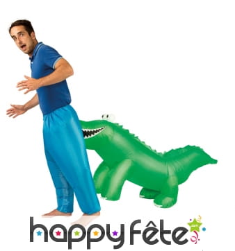 Costume mordu par un croco