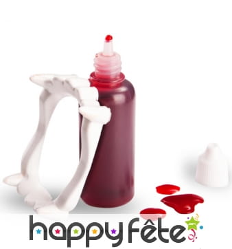 Dents de vampire avec une bouteille de faux sang