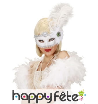 Loup blanc avec plume et rose blanche