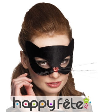 Loup de chat noir avec petit nez coeur rouge