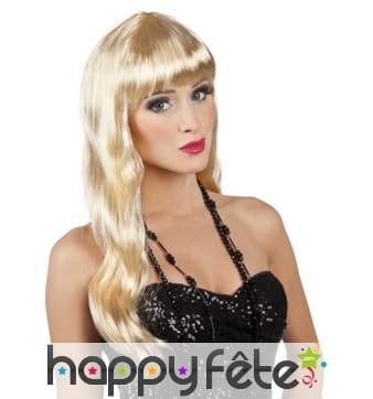 Longue perruque blonde légèrement ondulée, frange
