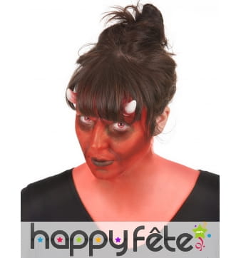 Maquillage de diable et lentilles