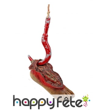 Pied coupé tâché de sang avec crochet