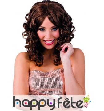 Perruque marron bouclée, mi-longue