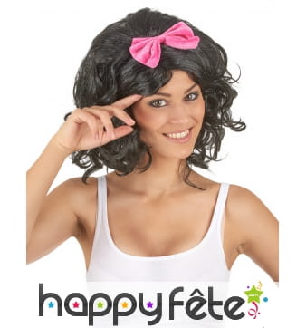 Perruque noire avec noeud rose années 50