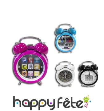 Réveil en métal coloré au design rétro