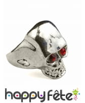 Anneau tète de mort en métal.