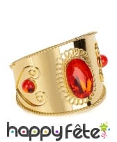 Bracelet doré serti de pierres rouges