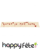 Bannière Enter If You Dare, ensanglantée