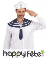 Col bleu de marin avec chapeau