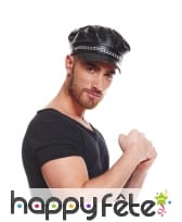 Casquette de rockeur avec chaine