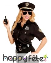 Chemise et casquette noire de femme policier