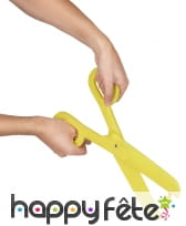 Ciseaux géants de couleur jaune, image 1