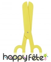 Ciseaux géants de couleur jaune