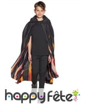 Cape noire en dégradé de feu pour enfant