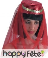 Coiffe orientale rouge avec voile et pièces dorées