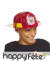 Casque rouge de pompier pour petit garçon
