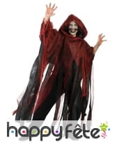 Cape rouge et noire en lambeaux