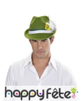 Chapeau vert de bavarois avec bière décorative