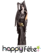 D&eacute;guisement de femme fant&ocirc;me, d&eacute;chir&eacute; et abim&eacute;