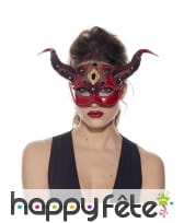 Elégant et large loup de diablesse avec cornes