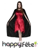 Elegante tenue de vampire rouge avec cape noire