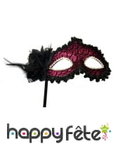 Face a main fuchsia en dentelle avec rose