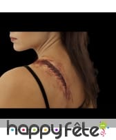 Fausse cicatrice recousue et gonflée en latex