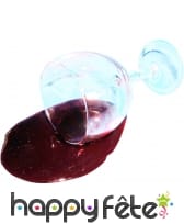 Faux verre de vin rouge renversé