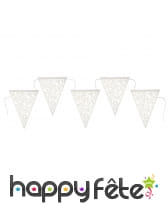 Guirlande de fanions motifs floraux brodés blancs