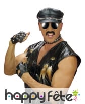 Gants et bracelets cloutés de rocker