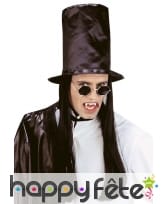 Grand haut de forme noir avec cheveux noirs