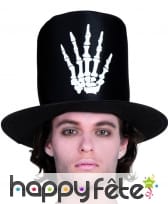 Haut chapeau haut de forme avec main squelette