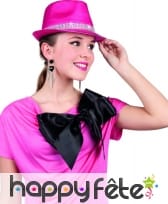 Justin rose entouré de perles brillantes