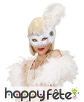 Loup blanc avec plume et rose blanche