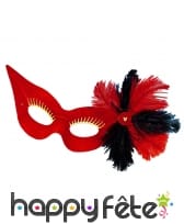 Loup en tissu rouge et noir avec plumes, adulte