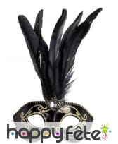 Loup noir et doré avec hautes plumes noires