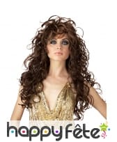 Longue perruque bouclée brune de séductrice