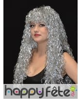 Longue perruque disco argentée et frisée