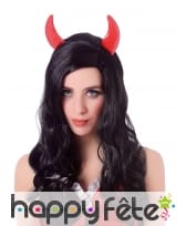Longue perruque noire ondulée avec cornes rouges