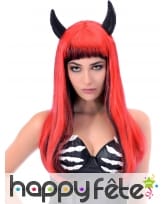 Longue perruque rouge et noire avec cornes noires