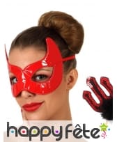 Loup rouge brillant de diablesse et trident