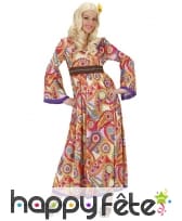 Longue robe fluide et colorée de hippie