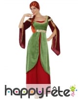 Longue robe rouge et verte médiévale