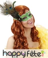 Loup vert et doré avec plume de paon