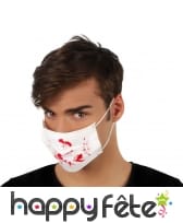 Masque blanc d'infirmier tâché de sang