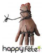 Main coupée dans barbelés